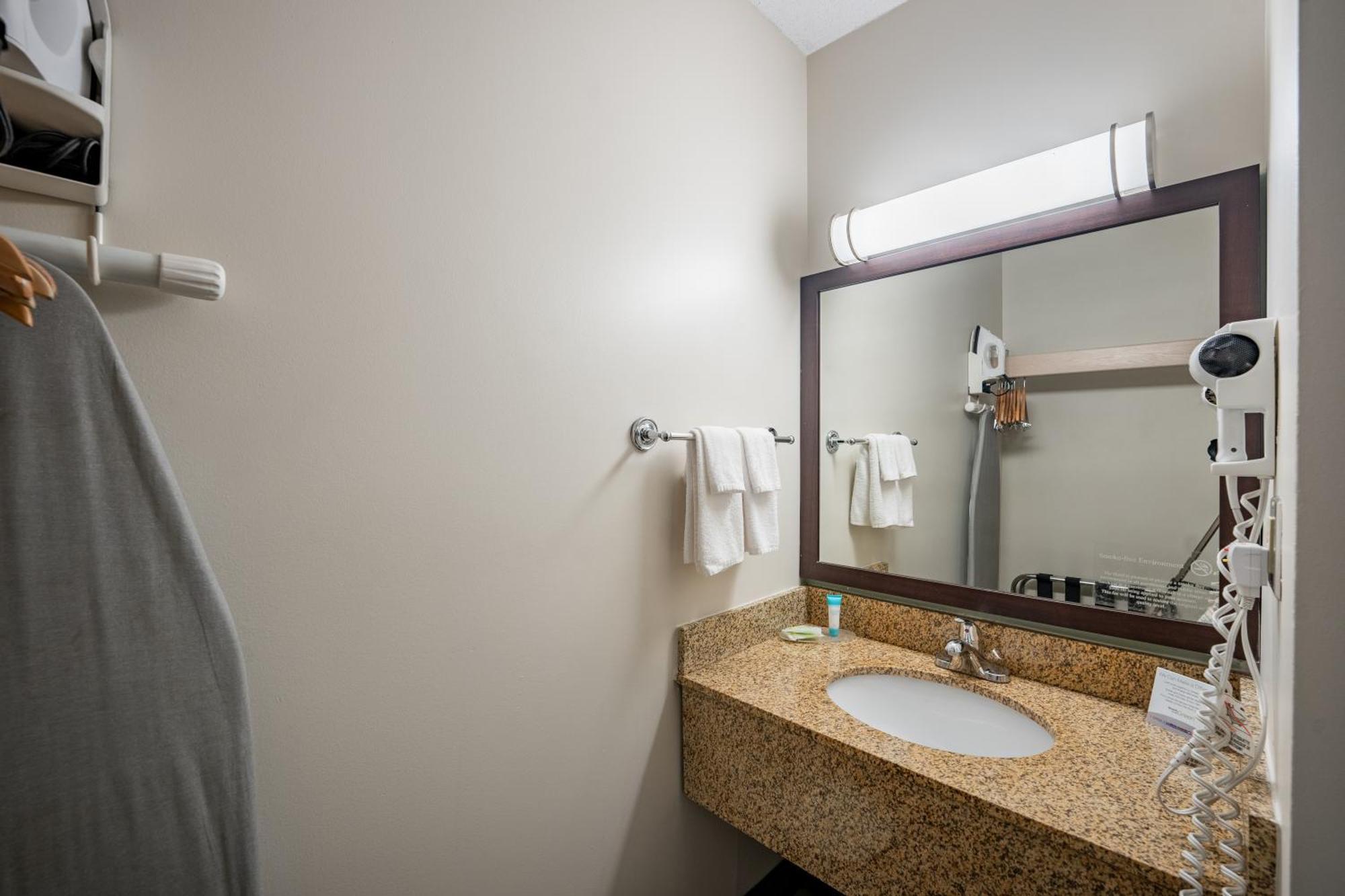 Hfx Airport 3* Enfield